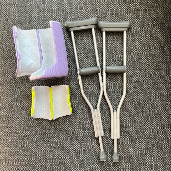 American Girl doll wheelchair with casts and crutches - Picture 8 of 8